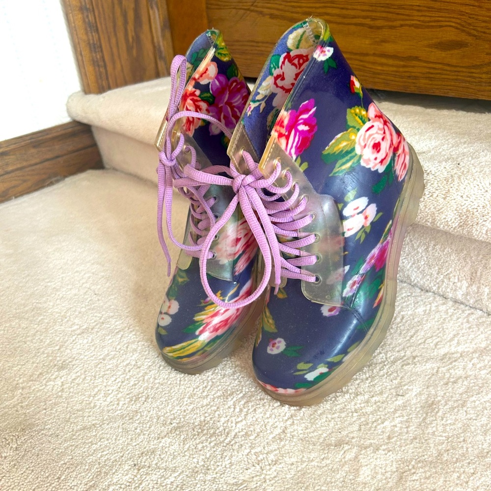 Unique and comfy ‘garden’ boots. Ladies 8. Adorable🌷